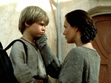 Jake Lloyd (Anakin Skywalker) y Pernilla August (Shmi Skywalker) en Star Wars: La amenaza fantasma
