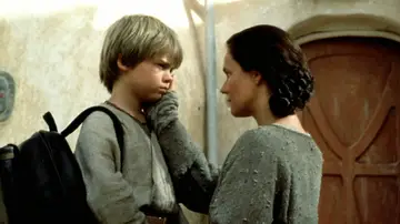 Jake Lloyd (Anakin Skywalker) y Pernilla August (Shmi Skywalker) en Star Wars: La amenaza fantasma