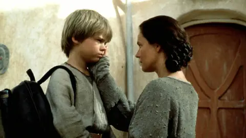 Jake Lloyd (Anakin Skywalker) y Pernilla August (Shmi Skywalker) en Star Wars: La amenaza fantasma Jake Lloyd (Anakin Skywalker) y Pernilla August (Shmi Skywalker) en Star Wars: La amenaza fantasma