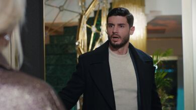 Feride llega en el peor momento y estropea la romántica cena de Yildiz a Çağatay
