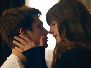 Anne Hathaway y Nicholas Galitzine en La idea de tenerte Anne Hathaway y Nicholas Galitzine en La idea de tenerte