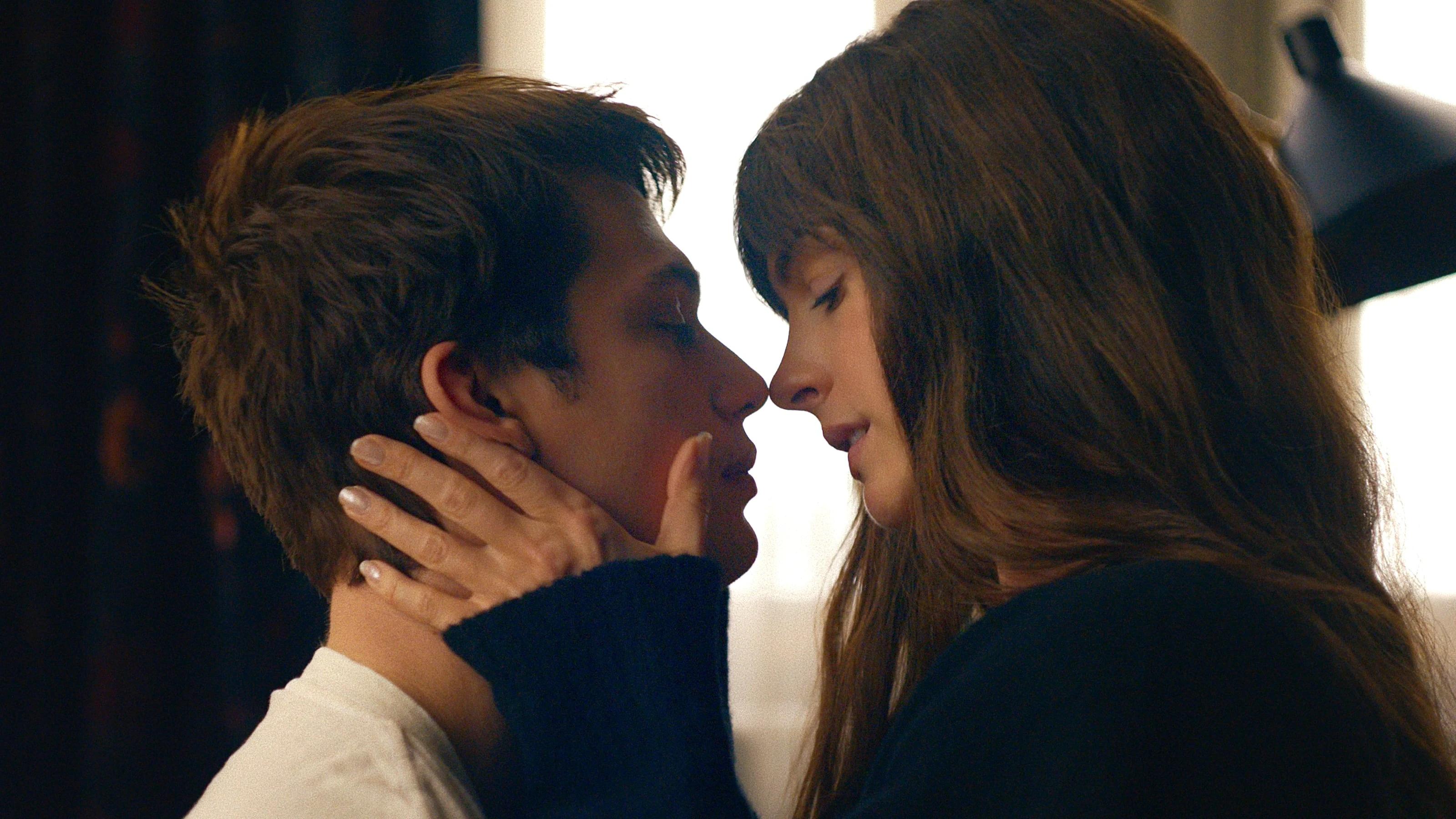 Anne Hathaway y Nicholas Galitzine en La idea de tenerte Anne Hathaway y Nicholas Galitzine en La idea de tenerte