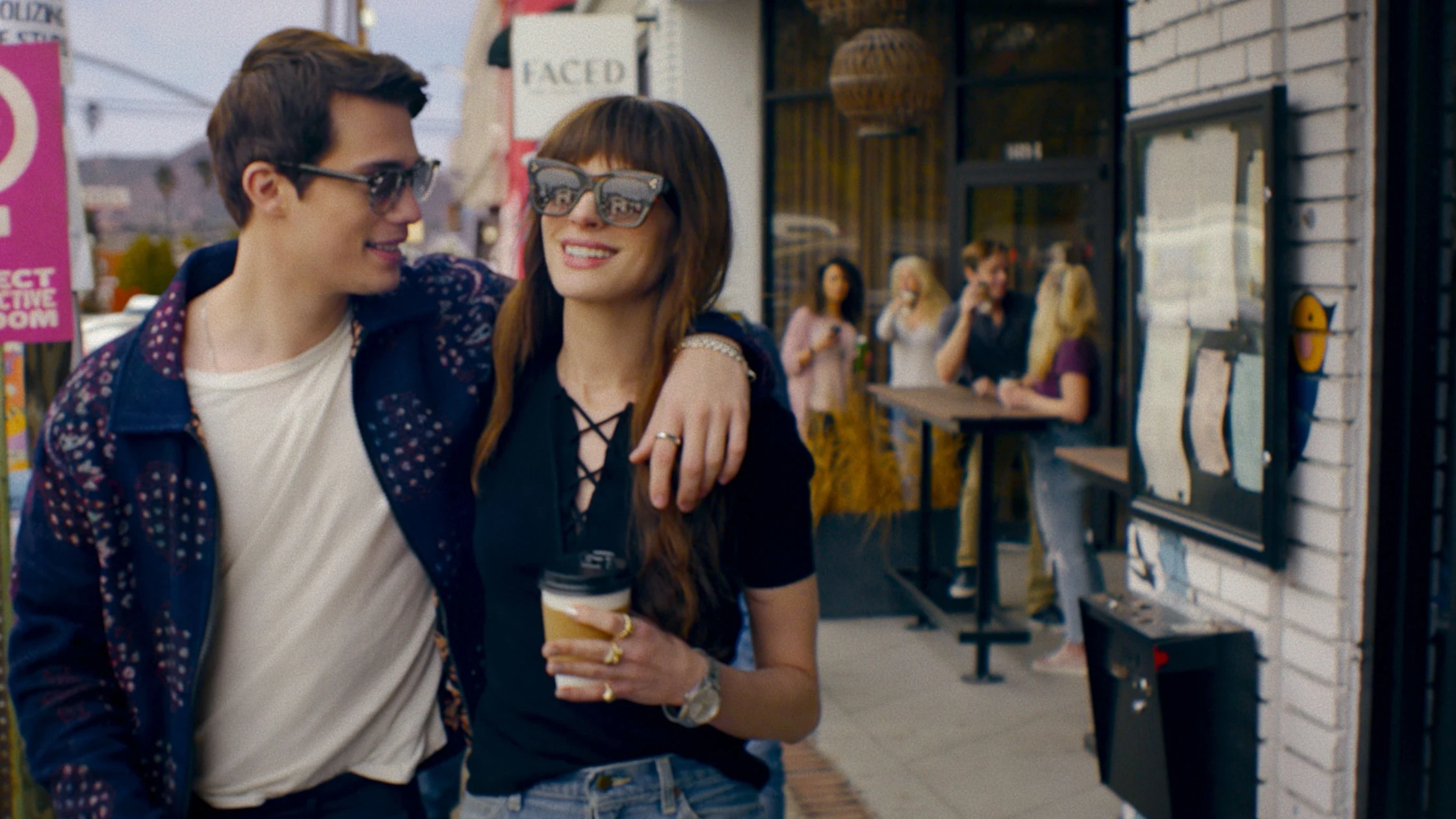 Anne Hathaway y Nicholas Galitzine en La idea de tenerte