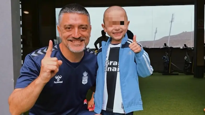 El 'superhéroe' Elías junto con el entrenador de la Unión Deportiva Las Palmas El 'superhéroe' Elías junto con el entrenador de la Unión Deportiva Las Palmas