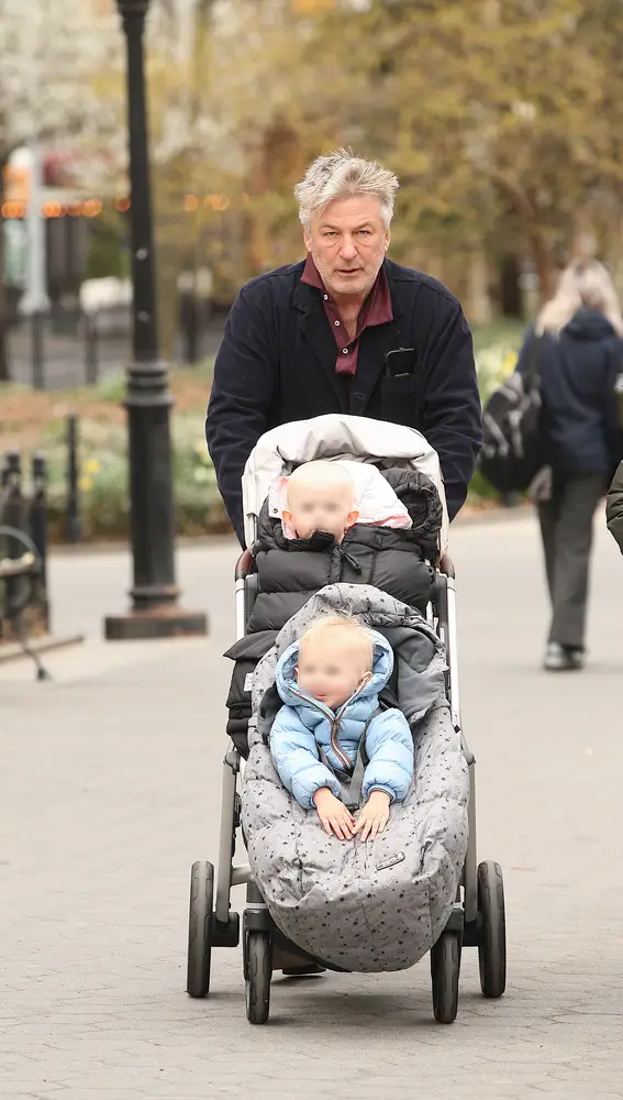 Alec Baldwin con dos de sus hijos