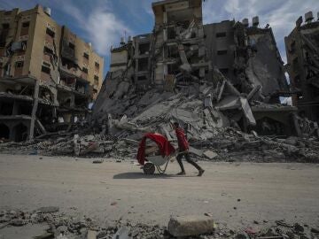 Palestino pasando entre escombros en Gaza
