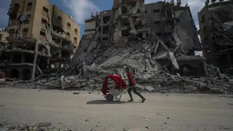 Palestino pasando entre escombros en Gaza