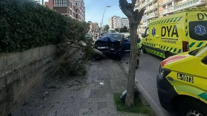 Un coche invade la acera, atropella a un peat&oacute;n y se choca contra un &aacute;rbol en Castro Urdiales