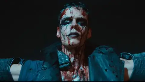 Bill Skarsgard como Eric Draven en The Crow Bill Skarsgard como Eric Draven en The Crow