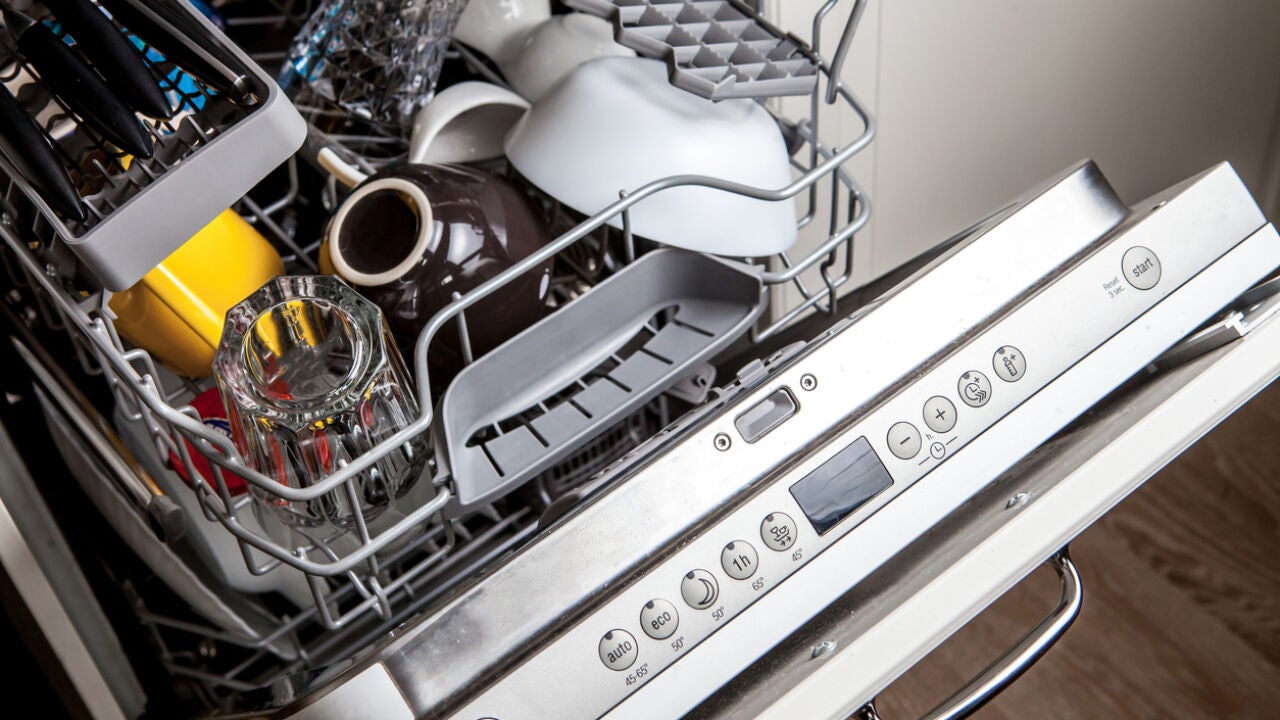 ¿Qué cosas no deberías lavar nunca en el lavavajillas?