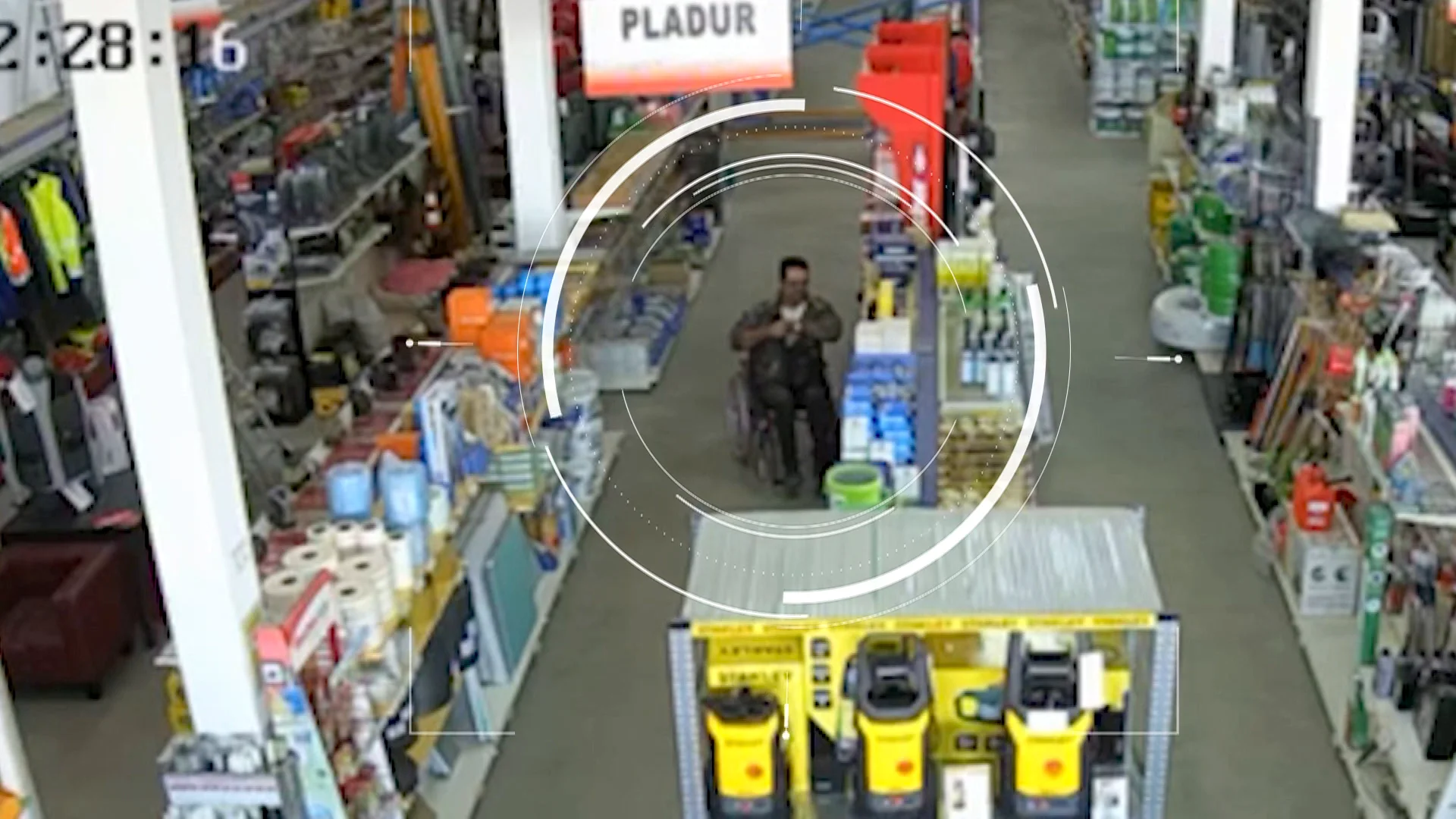 Saqueaba tiendas escondiendo el botín en su silla de ruedas: "Robaba, descargaba en el coche y volvía" Saqueaba tiendas escondiendo el botín en su silla de ruedas: "Robaba, descargaba en el coche y volvía"