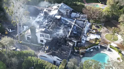 La mansión de Cara Delevingne, arrasada tras un incendio La mansión de Cara Delevingne, arrasada tras un incendio