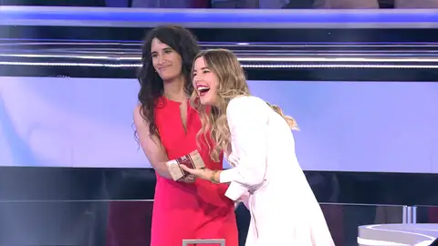 ¡Nueva novela a la vista! Sandra y Cris saltan de alegría al acertar la última pregunta ¡Nueva novela a la vista! Sandra y Cris saltan de alegría al acertar la última pregunta