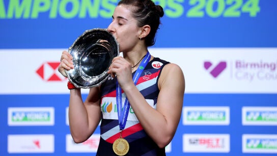Carolina Mar&iacute;n besa el trofeo del All England