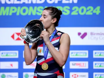 Carolina Marín besa el trofeo del All England Carolina Marín besa el trofeo del All England