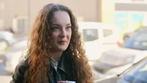 Eren confirma sus sospechas: ¡Tuğçe se está viendo con Efe a escondidas! Eren confirma sus sospechas: ¡Tuğçe se está viendo con Efe a escondidas!