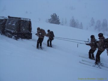 Imagen de varios militares en la nieve