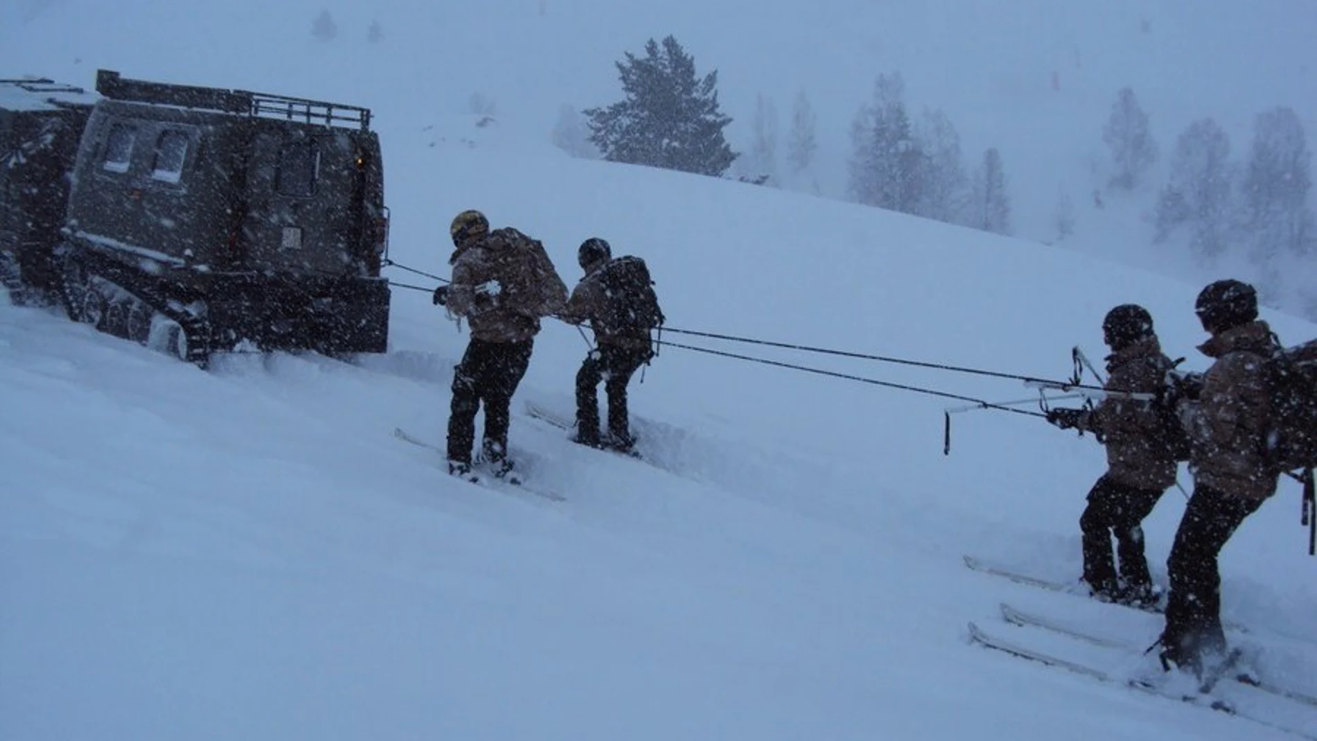 Imagen de varios militares en la nieve