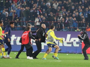 Un aficionado del Trabzonspor ataca a un jugador del Fenerbahce