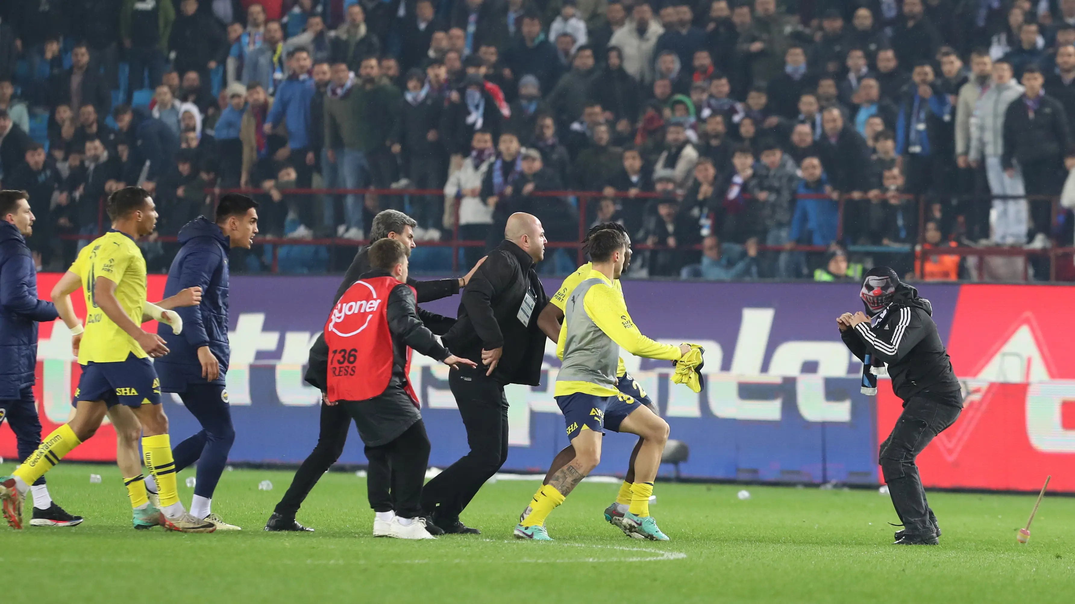 Un aficionado del Trabzonspor ataca a un jugador del Fenerbahce Un aficionado del Trabzonspor ataca a un jugador del Fenerbahce