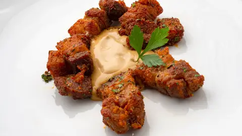 Chicharrones de cerdo con mahonesa de ajo negro, de Joseba Arguiñano Chicharrones de cerdo con mahonesa de ajo negro, de Joseba Arguiñano