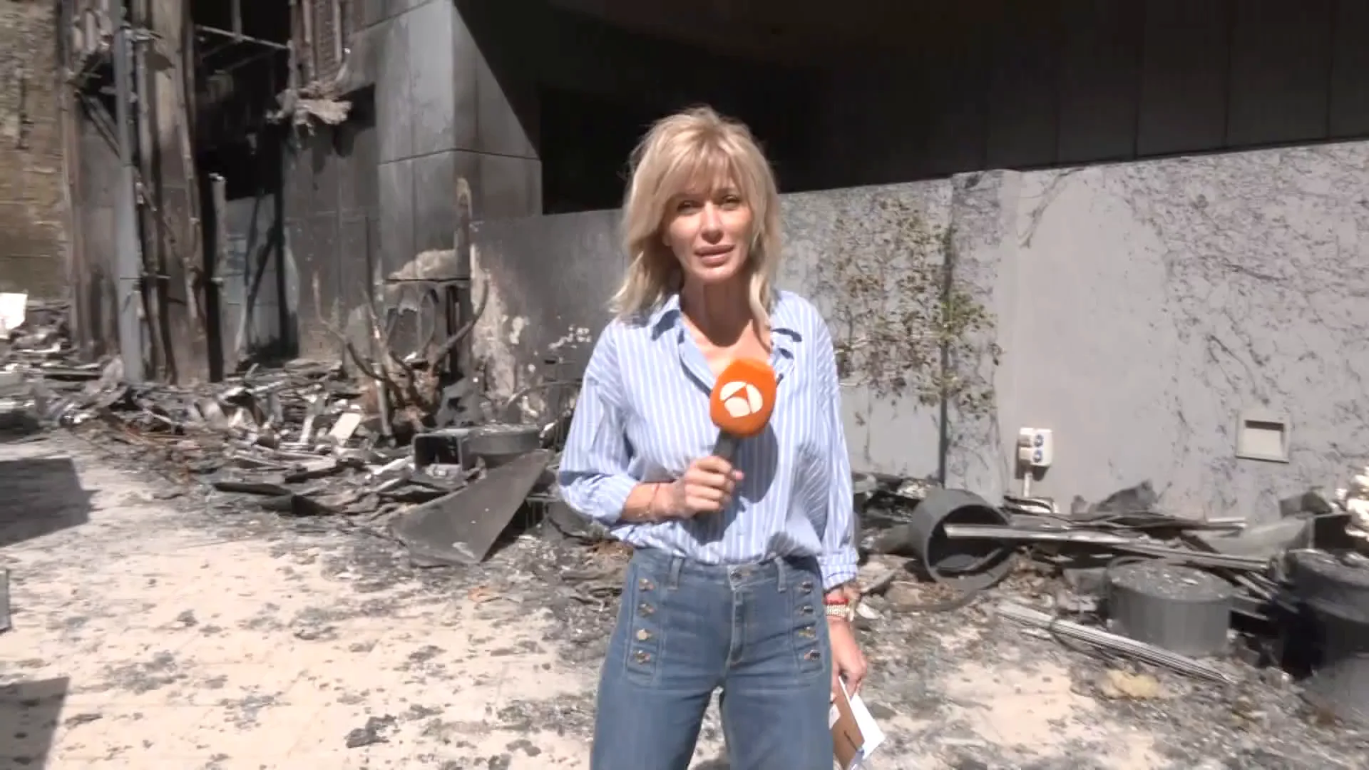 Susanna Griso accede al edificio incendiado de el Campanar