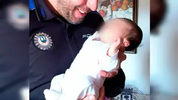 El agente con el bebé