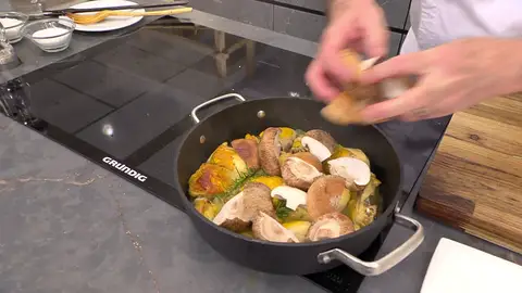 Corta las setas por la mitad, incorpóralas y cocínalas Corta las setas por la mitad, incorpóralas y cocínalas