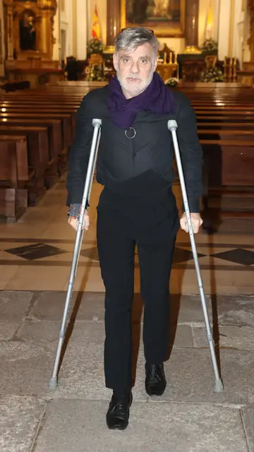 Joaquín Torres, con muletas saliendo de la iglesia Joaquín Torres, con muletas saliendo de la iglesia