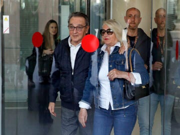 Jose María Enríquez Negreira saliendo del juzgado de Barcelona acompañado por su mujer