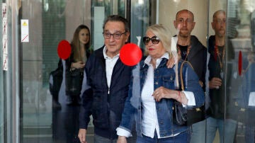 Jose María Enríquez Negreira saliendo del juzgado de Barcelona acompañado por su mujer