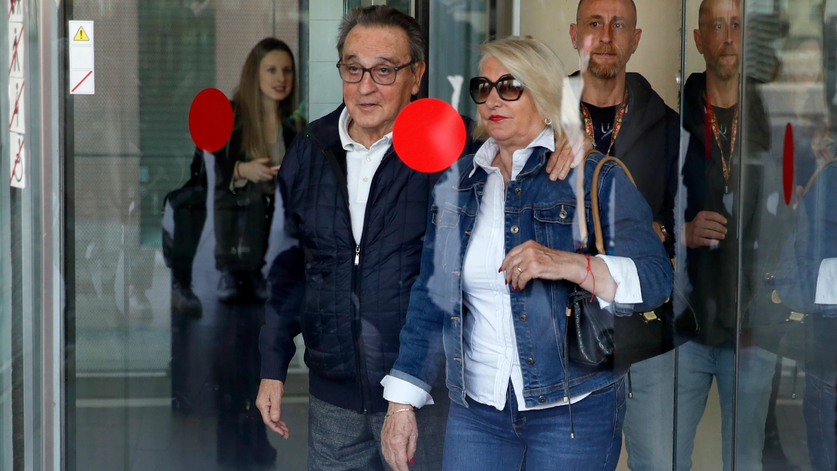 Jose María Enríquez Negreira saliendo del juzgado de Barcelona acompañado por su mujer Jose María Enríquez Negreira saliendo del juzgado de Barcelona acompañado por su mujer