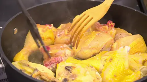Salpimienta el pollo, introdúcelo en la tartera y dóralo bien Salpimienta el pollo, introdúcelo en la tartera y dóralo bien