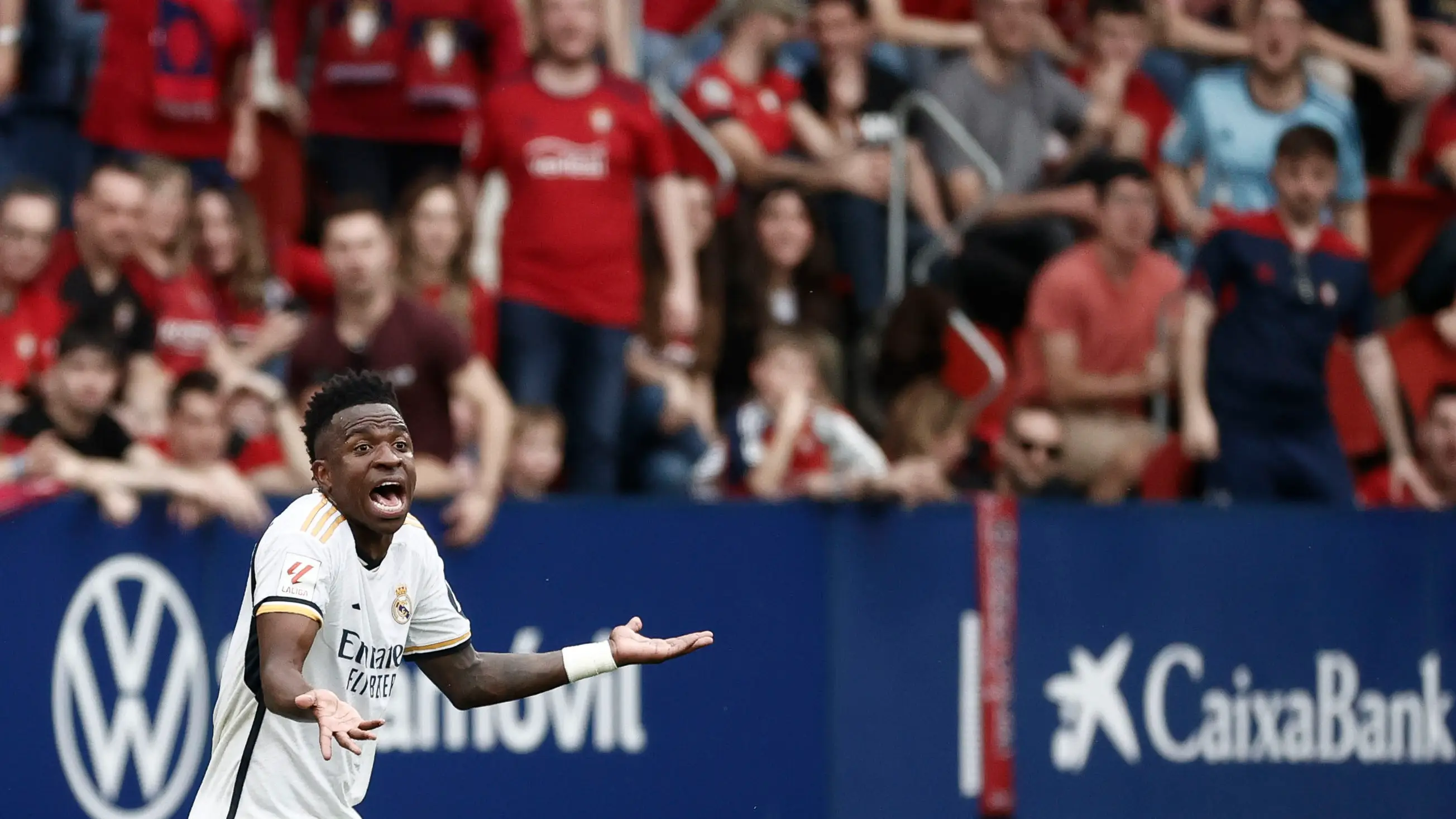 Vinicius Jr se queja a Martínez Munuera durante el Osasuna - Real Madrid de LaLiga EA Sports Vinicius Jr se queja a Martínez Munuera durante el Osasuna - Real Madrid de LaLiga EA Sports