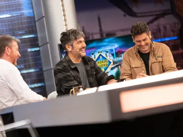 Una avalancha de fans y un manager resolutivo: el surrealista incidente de Estopa en el aeropuerto de Santiago de Chile Una avalancha de fans y un manager resolutivo: el surrealista incidente de Estopa en el aeropuerto de Santiago de Chile