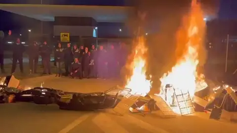 Barricada frente a una cárcel en Cataluña Barricada frente a una cárcel en Cataluña