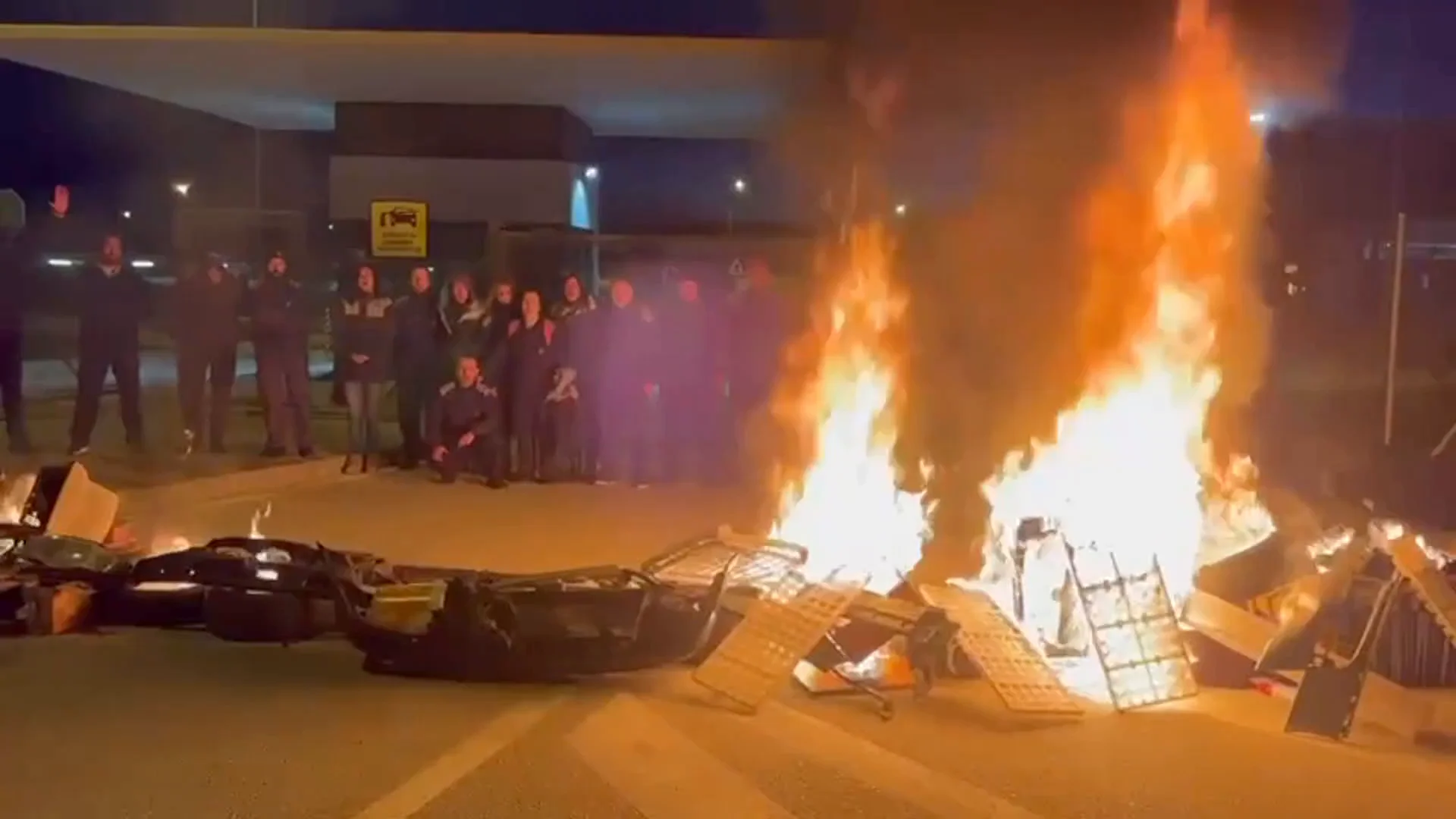 Barricada frente a una cárcel en Cataluña Barricada frente a una cárcel en Cataluña