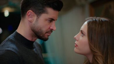 Yildiz y Çağatay dejan atrás sus problemas con un beso que lo cambia todo