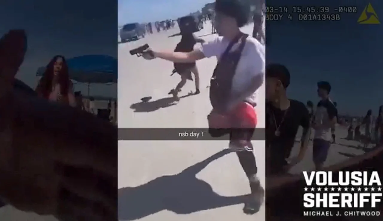 Un adolescente saca un arma en una playa de Florida