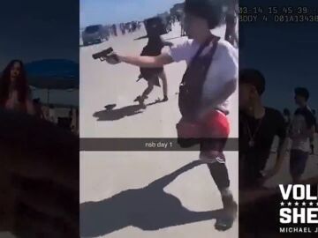 Un adolescente saca un arma en una playa de Florida