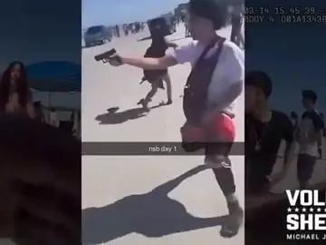 Un adolescente saca un arma en una playa de Florida Un adolescente saca un arma en una playa de Florida