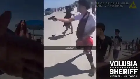 Un adolescente saca un arma en una playa de Florida Un adolescente saca un arma en una playa de Florida