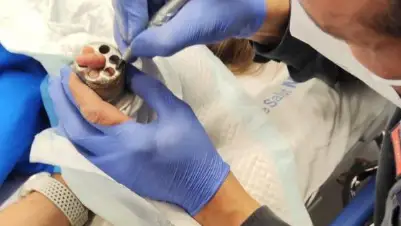 Menor atrapada en un desagüe Una bebé quedó atrapada en el desagüe