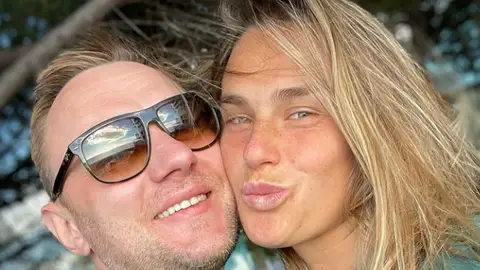 Konstantin Koltsov y la tenista Aryna Sabalenka Konstantin Koltsov y la tenista Aryna Sabalenka