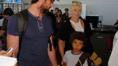 Hugh Jackman con us exmujer Deborra-Lee Furness y su hijo Oscar