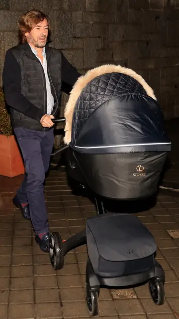 Santiago Pedraz, de paseo con su hijo Santiago Pedraz, de paseo con su hijo
