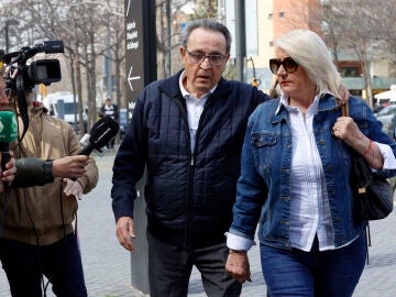 Enríquez Negreira y su mujer camino a la Ciudad de la Justicia de Barcelona