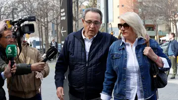 Enríquez Negreira y su mujer camino a la Ciudad de la Justicia de Barcelona Enríquez Negreira y su mujer camino a la Ciudad de la Justicia de Barcelona