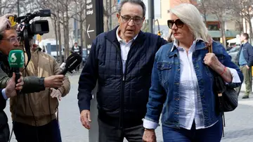 Enríquez Negreira y su mujer camino a la Ciudad de la Justicia de Barcelona