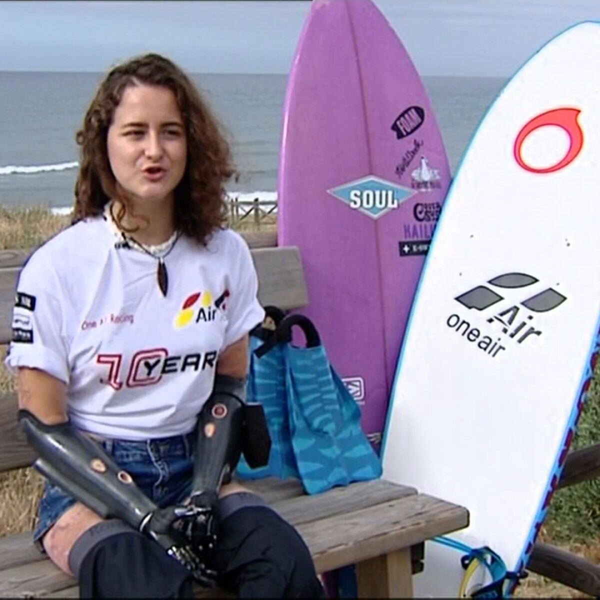 Chica Surfista Con Un Brazo Super Sarah, La Campeona De Surf De Los